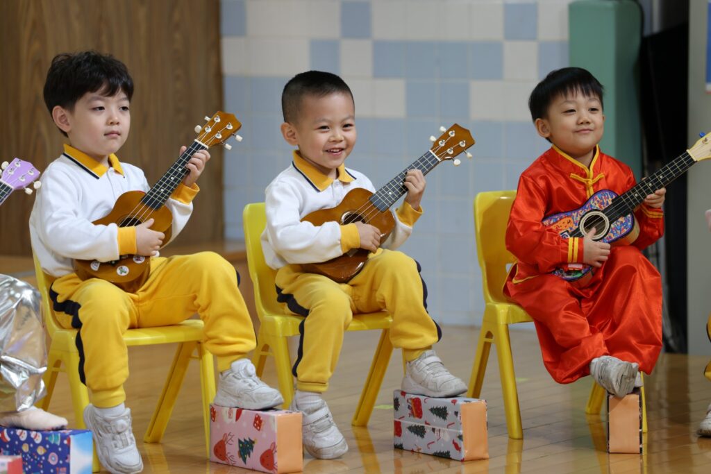 在幼稚園教育裡,最動人的地方,往往不是孩子學會了多少個生字、能背多少句英文,而是他們如何在一個被理解、被引導的環境中,慢慢學會感恩、尊重、承擔與自信。中華基督教青年會葵涌幼稚園梁倩婉校長相信,幼兒教育的真正價值,是在孩子開始認識自己、認識世界的階段,為他們建立面對成長的根基。她帶領學校重視品格,也重視學習;相信快樂,也相信規矩;陪伴孩子探索世界,也與家長一起同行。