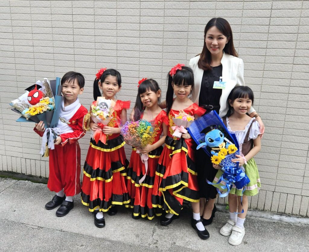 在幼稚園教育裡,最動人的地方,往往不是孩子學會了多少個生字、能背多少句英文,而是他們如何在一個被理解、被引導的環境中,慢慢學會感恩、尊重、承擔與自信。中華基督教青年會葵涌幼稚園梁倩婉校長相信,幼兒教育的真正價值,是在孩子開始認識自己、認識世界的階段,為他們建立面對成長的根基。她帶領學校重視品格,也重視學習;相信快樂,也相信規矩;陪伴孩子探索世界,也與家長一起同行。