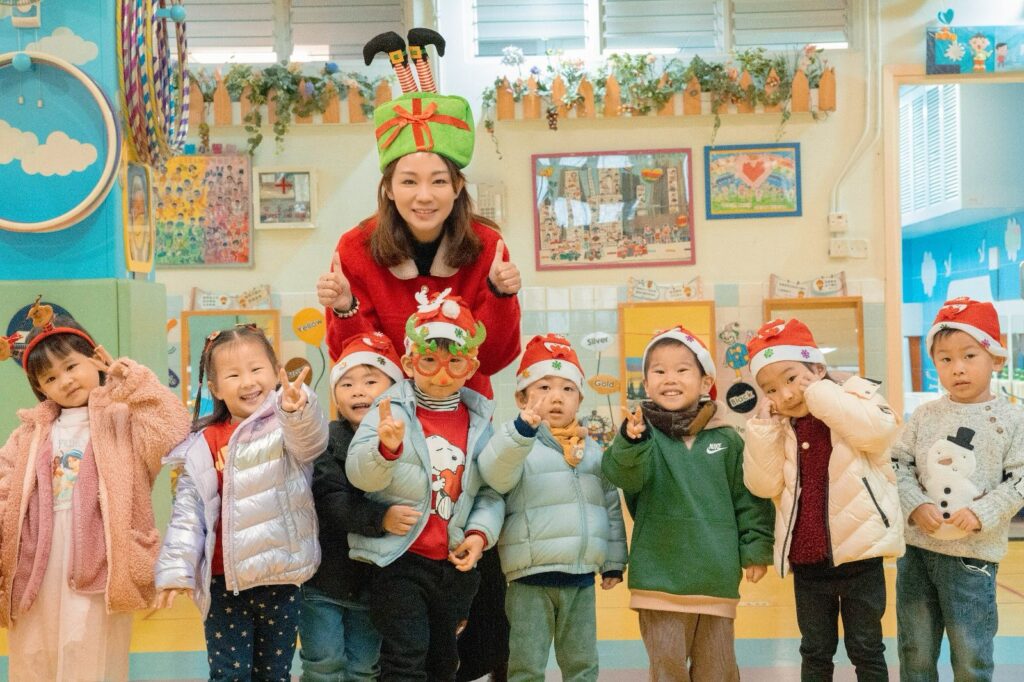 在幼稚園教育裡,最動人的地方,往往不是孩子學會了多少個生字、能背多少句英文,而是他們如何在一個被理解、被引導的環境中,慢慢學會感恩、尊重、承擔與自信。中華基督教青年會葵涌幼稚園梁倩婉校長相信,幼兒教育的真正價值,是在孩子開始認識自己、認識世界的階段,為他們建立面對成長的根基。她帶領學校重視品格,也重視學習;相信快樂,也相信規矩;陪伴孩子探索世界,也與家長一起同行。
