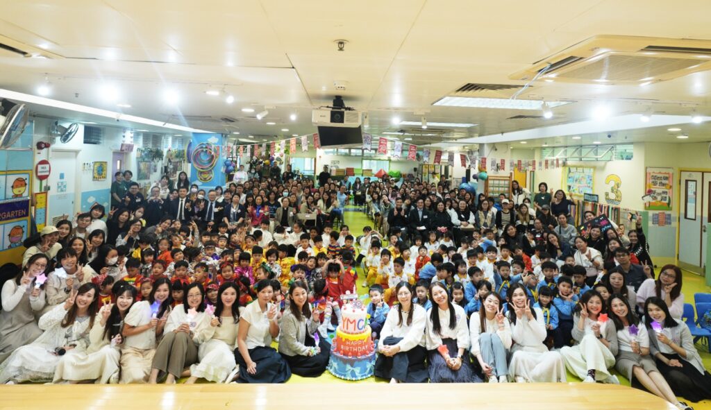 在幼稚園教育裡,最動人的地方,往往不是孩子學會了多少個生字、能背多少句英文,而是他們如何在一個被理解、被引導的環境中,慢慢學會感恩、尊重、承擔與自信。中華基督教青年會葵涌幼稚園梁倩婉校長相信,幼兒教育的真正價值,是在孩子開始認識自己、認識世界的階段,為他們建立面對成長的根基。她帶領學校重視品格,也重視學習;相信快樂,也相信規矩;陪伴孩子探索世界,也與家長一起同行。