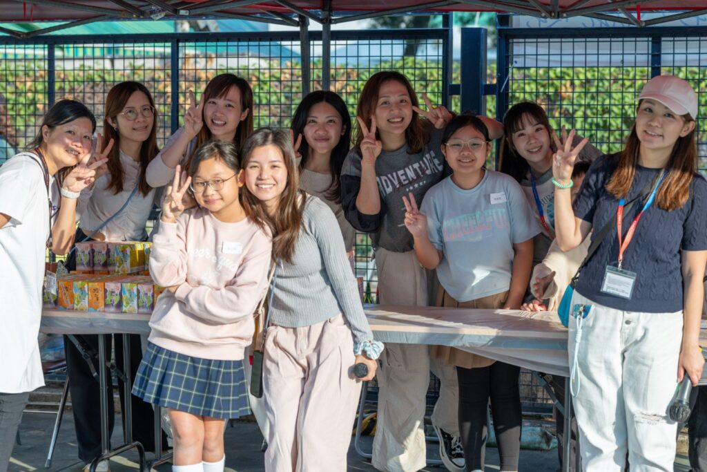 在幼稚園教育裡,最動人的地方,往往不是孩子學會了多少個生字、能背多少句英文,而是他們如何在一個被理解、被引導的環境中,慢慢學會感恩、尊重、承擔與自信。中華基督教青年會葵涌幼稚園梁倩婉校長相信,幼兒教育的真正價值,是在孩子開始認識自己、認識世界的階段,為他們建立面對成長的根基。她帶領學校重視品格,也重視學習;相信快樂,也相信規矩;陪伴孩子探索世界,也與家長一起同行。