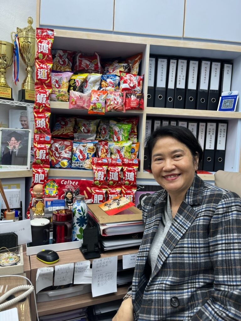 二十五歲,很多人仍在摸索人生方向,廖鳯香校長已經站上校長崗位。這不是一條預先鋪好的路,而是一段由機會、勤力和承擔一步一步走出來的教育人生。由幼稚園助教開始,到正式老師、主任,再到校長;從一所只有百多名學生的學校,到帶領團隊建立口碑、穩住根基,廖校長用多年經歷說明:教育從來不是靠一句理想支撐,而是靠每天把孩子、老師和家長放在心上。
