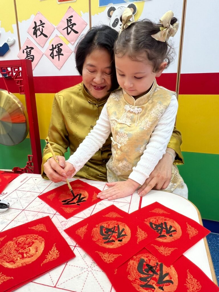 二十五歲,很多人仍在摸索人生方向,廖鳯香校長已經站上校長崗位。這不是一條預先鋪好的路,而是一段由機會、勤力和承擔一步一步走出來的教育人生。由幼稚園助教開始,到正式老師、主任,再到校長;從一所只有百多名學生的學校,到帶領團隊建立口碑、穩住根基,廖校長用多年經歷說明:教育從來不是靠一句理想支撐,而是靠每天把孩子、老師和家長放在心上。