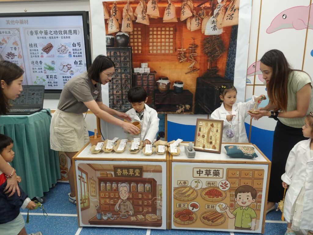 二十五歲,很多人仍在摸索人生方向,廖鳯香校長已經站上校長崗位。這不是一條預先鋪好的路,而是一段由機會、勤力和承擔一步一步走出來的教育人生。由幼稚園助教開始,到正式老師、主任,再到校長;從一所只有百多名學生的學校,到帶領團隊建立口碑、穩住根基,廖校長用多年經歷說明:教育從來不是靠一句理想支撐,而是靠每天把孩子、老師和家長放在心上。