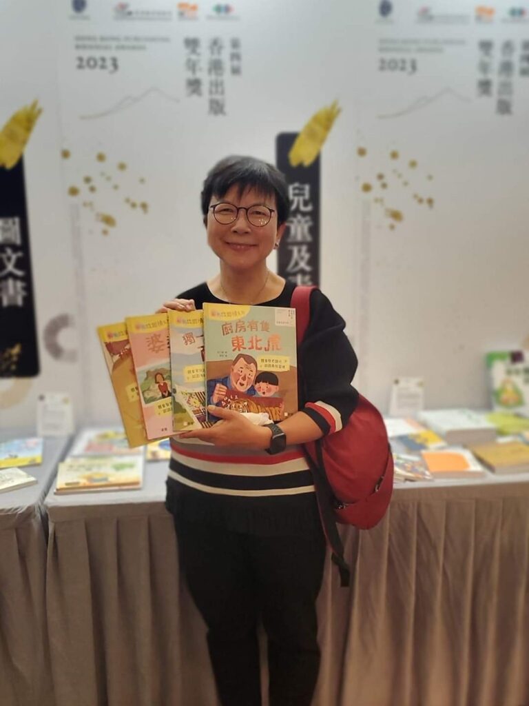 有些人的人生,不是由一個宏大的理想開始,而是在一次又一次選擇、轉折與回望之中,慢慢走出清晰的方向。兒童文學作家何巧嬋(Ada)的人生正是如此。她年輕時未曾想過自己會在教育界走上大半生,更未曾預計會成為特殊教育的同行者。從少女時代想成為護士,到後來成為教師、校長、作家、家長支援者,她走過的每一步,都與人有關:孩子的成長、家長的掙扎、生命的脆弱,以及教育可以帶來的改變。這次訪問,讓人看見一位教育工作者如何把個人經歷化成行動,也看見她多年來堅持同行的理由。
