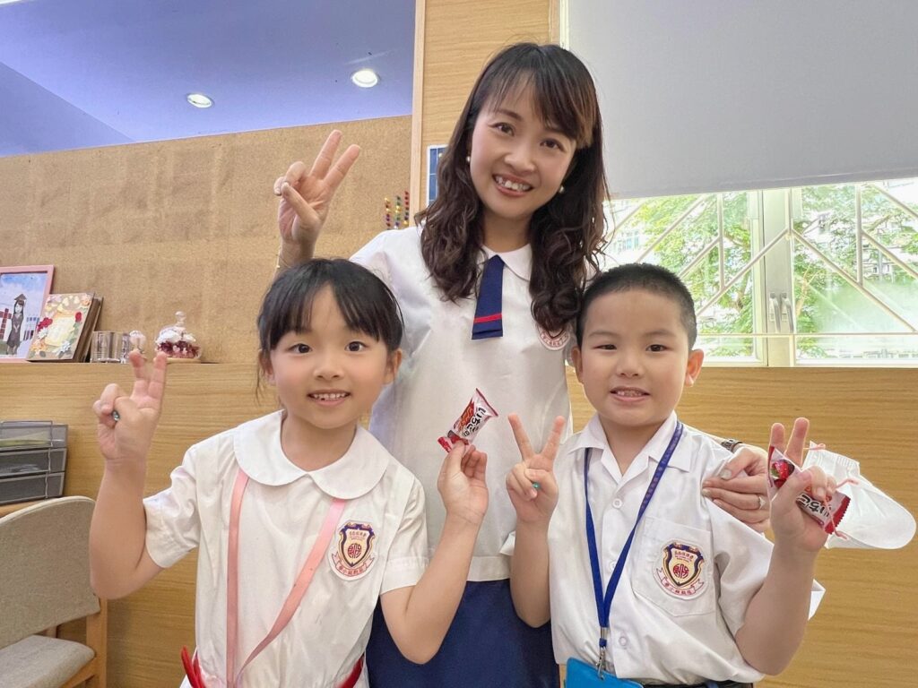 當校長不再只是坐在辦公室裏批文件,學校會變成甚麼模樣?在保良局莊啟程小學梁佩思校長用一年的時間,給了家長、學生和老師一個很直接的答案。她走進課室,也走進孩子的日常;她關心成績,也更在意孩子是否喜歡上學、是否懂得愛人、是否有勇氣面對挫折。從親手寫給叩門家庭的一封信,到與工友一起為全校學生包湯圓;從陪學生玩水彈,到帶領師生家長一起登上 Catwalk 舞台,她把校長這個角色,活成一種陪伴。這篇訪問,不只是關於一位校長的故事,也是關於一所學校如何用真誠、行動和信念,陪孩子一步一步長大的故事。