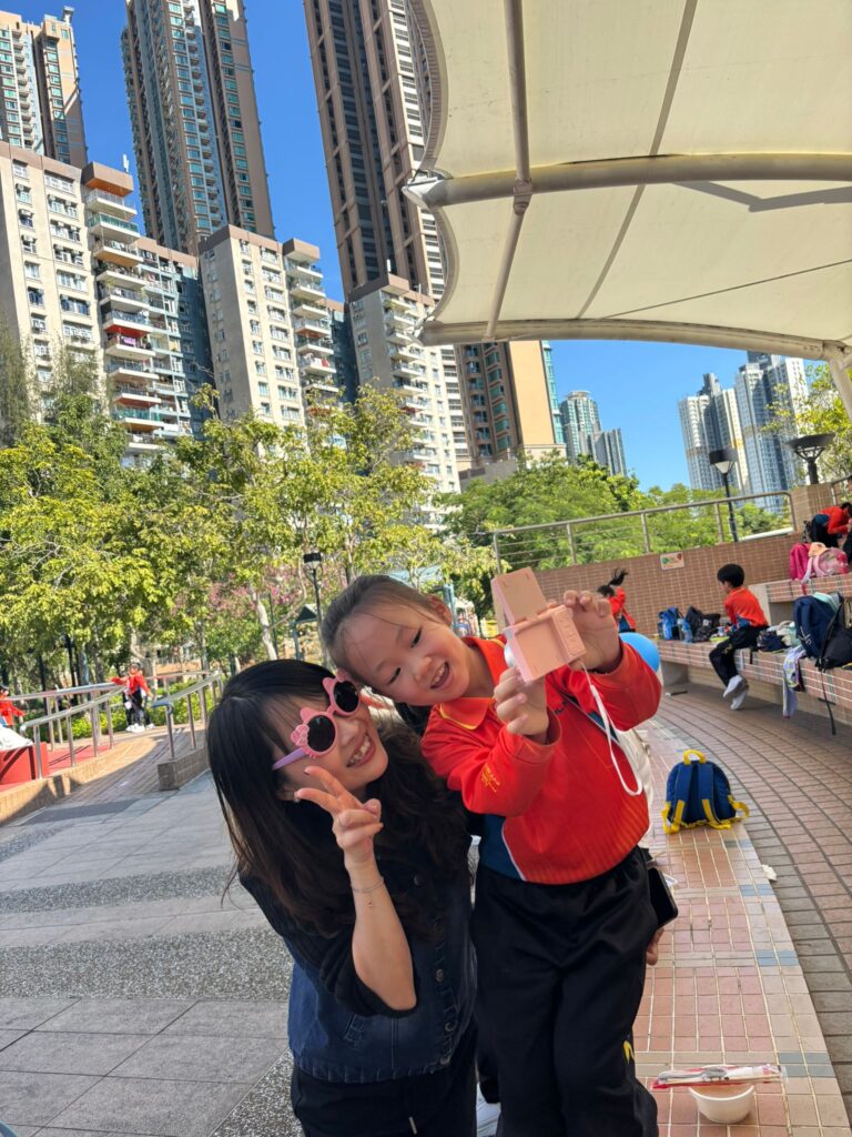 當校長不再只是坐在辦公室裏批文件,學校會變成甚麼模樣?在保良局莊啟程小學梁佩思校長用一年的時間,給了家長、學生和老師一個很直接的答案。她走進課室,也走進孩子的日常;她關心成績,也更在意孩子是否喜歡上學、是否懂得愛人、是否有勇氣面對挫折。從親手寫給叩門家庭的一封信,到與工友一起為全校學生包湯圓;從陪學生玩水彈,到帶領師生家長一起登上 Catwalk 舞台,她把校長這個角色,活成一種陪伴。這篇訪問,不只是關於一位校長的故事,也是關於一所學校如何用真誠、行動和信念,陪孩子一步一步長大的故事。