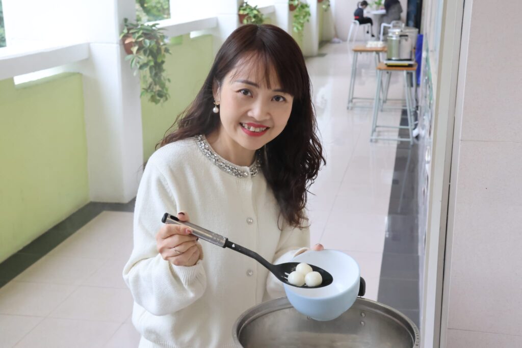 當校長不再只是坐在辦公室裏批文件,學校會變成甚麼模樣?在保良局莊啟程小學梁佩思校長用一年的時間,給了家長、學生和老師一個很直接的答案。她走進課室,也走進孩子的日常;她關心成績,也更在意孩子是否喜歡上學、是否懂得愛人、是否有勇氣面對挫折。從親手寫給叩門家庭的一封信,到與工友一起為全校學生包湯圓;從陪學生玩水彈,到帶領師生家長一起登上 Catwalk 舞台,她把校長這個角色,活成一種陪伴。這篇訪問,不只是關於一位校長的故事,也是關於一所學校如何用真誠、行動和信念,陪孩子一步一步長大的故事。