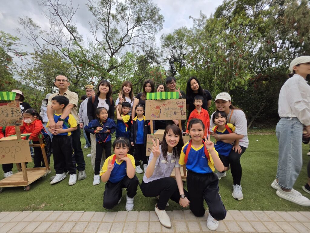 當校長不再只是坐在辦公室裏批文件,學校會變成甚麼模樣?在保良局莊啟程小學梁佩思校長用一年的時間,給了家長、學生和老師一個很直接的答案。她走進課室,也走進孩子的日常;她關心成績,也更在意孩子是否喜歡上學、是否懂得愛人、是否有勇氣面對挫折。從親手寫給叩門家庭的一封信,到與工友一起為全校學生包湯圓;從陪學生玩水彈,到帶領師生家長一起登上 Catwalk 舞台,她把校長這個角色,活成一種陪伴。這篇訪問,不只是關於一位校長的故事,也是關於一所學校如何用真誠、行動和信念,陪孩子一步一步長大的故事。