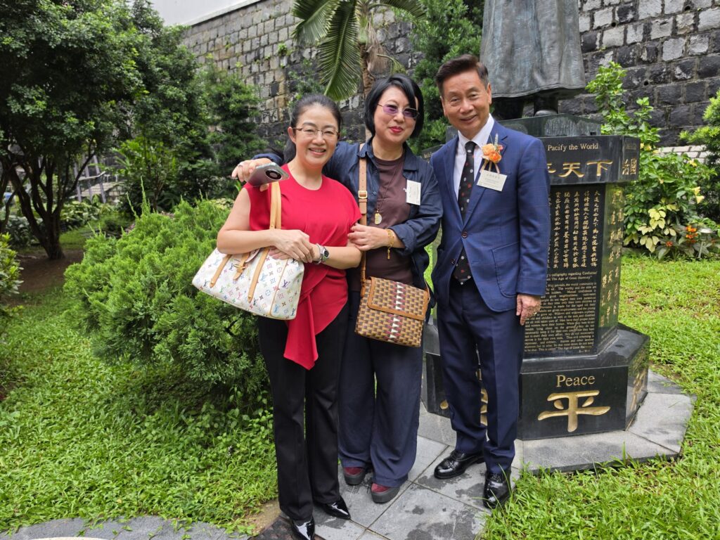 2026年7月4日,羅富國校友會八十周年紀念活動在西營盤般咸道9A號舉行。這個地址,對不少教育界前輩而言,並不只是一處舊校舍,而是一段青春、一份使命,也是一個影響香港教育發展的重要起點。活動當日,校友會特別回到母校般咸道9A號舊址舉行紀念儀式,邀請歷屆校友、學院老師及教育界嘉賓重聚一堂。有人多年後再踏進這座熟悉的建築,步伐或許放慢了,記憶卻依然清晰;有人第一次以參與者身份細看這座校園,才發現它不單是一所學校,更像一部仍在延續的香港教育史。