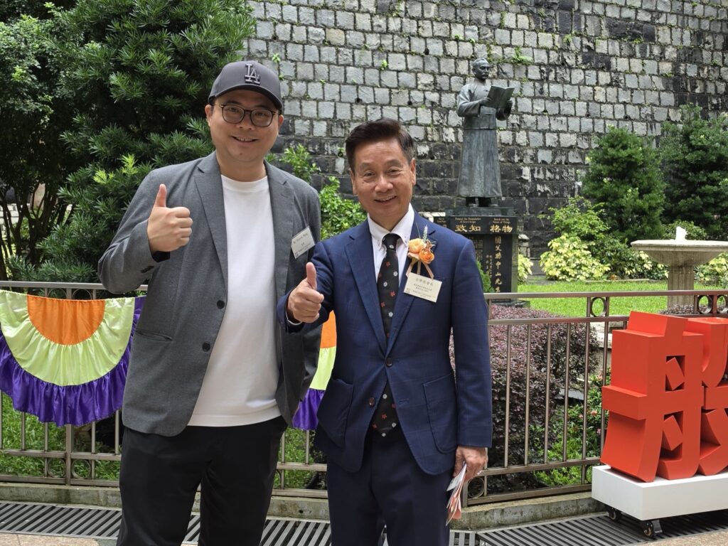 2026年7月4日,羅富國校友會八十周年紀念活動在西營盤般咸道9A號舉行。這個地址,對不少教育界前輩而言,並不只是一處舊校舍,而是一段青春、一份使命,也是一個影響香港教育發展的重要起點。活動當日,校友會特別回到母校般咸道9A號舊址舉行紀念儀式,邀請歷屆校友、學院老師及教育界嘉賓重聚一堂。有人多年後再踏進這座熟悉的建築,步伐或許放慢了,記憶卻依然清晰;有人第一次以參與者身份細看這座校園,才發現它不單是一所學校,更像一部仍在延續的香港教育史。