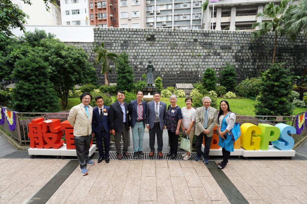 2026年7月4日,羅富國校友會八十周年紀念活動在西營盤般咸道9A號舉行。這個地址,對不少教育界前輩而言,並不只是一處舊校舍,而是一段青春、一份使命,也是一個影響香港教育發展的重要起點。活動當日,校友會特別回到母校般咸道9A號舊址舉行紀念儀式,邀請歷屆校友、學院老師及教育界嘉賓重聚一堂。有人多年後再踏進這座熟悉的建築,步伐或許放慢了,記憶卻依然清晰;有人第一次以參與者身份細看這座校園,才發現它不單是一所學校,更像一部仍在延續的香港教育史。