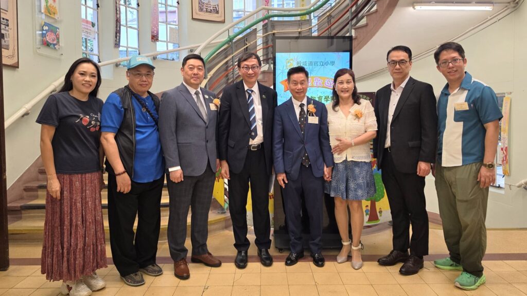 2026年7月4日,羅富國校友會八十周年紀念活動在西營盤般咸道9A號舉行。這個地址,對不少教育界前輩而言,並不只是一處舊校舍,而是一段青春、一份使命,也是一個影響香港教育發展的重要起點。活動當日,校友會特別回到母校般咸道9A號舊址舉行紀念儀式,邀請歷屆校友、學院老師及教育界嘉賓重聚一堂。有人多年後再踏進這座熟悉的建築,步伐或許放慢了,記憶卻依然清晰;有人第一次以參與者身份細看這座校園,才發現它不單是一所學校,更像一部仍在延續的香港教育史。