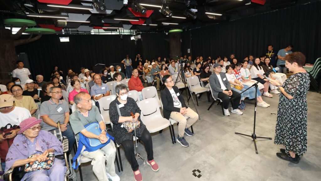 2026年7月11日 星期六下午,《愛運清泉|城裡的微光》新書發佈會在YMCA耀信 The Beacon舉行。這並不只是一場《愛德循環運動》新書活動,更像一次相聚:有長年服務社區的義工,有把故事寫成文字的青年作者,也有在幕後設計、插畫、錄音的團隊。不同年齡、不同角色的人坐在同一個場地,分享的卻是同一件事,人與人之間,可以怎樣彼此承托。愛德循環運動從1975年至今,機構由慈善環保聖誕卡活動出發,逐步發展成今日的服務網絡,陪伴獨居長者、殘疾人士、病患及有需要家庭。五十年來,最珍貴的並不只是服務數字,而是一代又一代人願意投入其中。