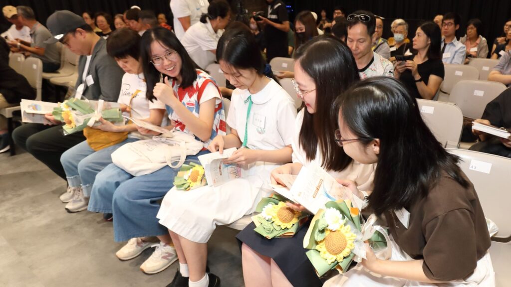 2026年7月11日 星期六下午,《愛運清泉|城裡的微光》新書發佈會在YMCA耀信 The Beacon舉行。這並不只是一場《愛德循環運動》新書活動,更像一次相聚:有長年服務社區的義工,有把故事寫成文字的青年作者,也有在幕後設計、插畫、錄音的團隊。不同年齡、不同角色的人坐在同一個場地,分享的卻是同一件事,人與人之間,可以怎樣彼此承托。愛德循環運動從1975年至今,機構由慈善環保聖誕卡活動出發,逐步發展成今日的服務網絡,陪伴獨居長者、殘疾人士、病患及有需要家庭。五十年來,最珍貴的並不只是服務數字,而是一代又一代人願意投入其中。