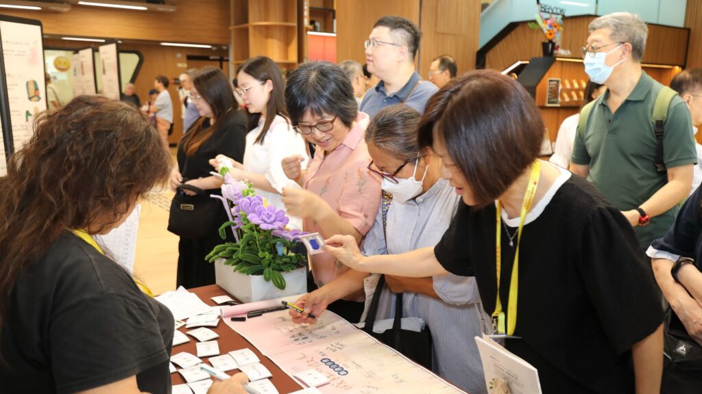 2026年7月11日 星期六下午,《愛運清泉|城裡的微光》新書發佈會在YMCA耀信 The Beacon舉行。這並不只是一場《愛德循環運動》新書活動,更像一次相聚:有長年服務社區的義工,有把故事寫成文字的青年作者,也有在幕後設計、插畫、錄音的團隊。不同年齡、不同角色的人坐在同一個場地,分享的卻是同一件事,人與人之間,可以怎樣彼此承托。愛德循環運動從1975年至今,機構由慈善環保聖誕卡活動出發,逐步發展成今日的服務網絡,陪伴獨居長者、殘疾人士、病患及有需要家庭。五十年來,最珍貴的並不只是服務數字,而是一代又一代人願意投入其中。