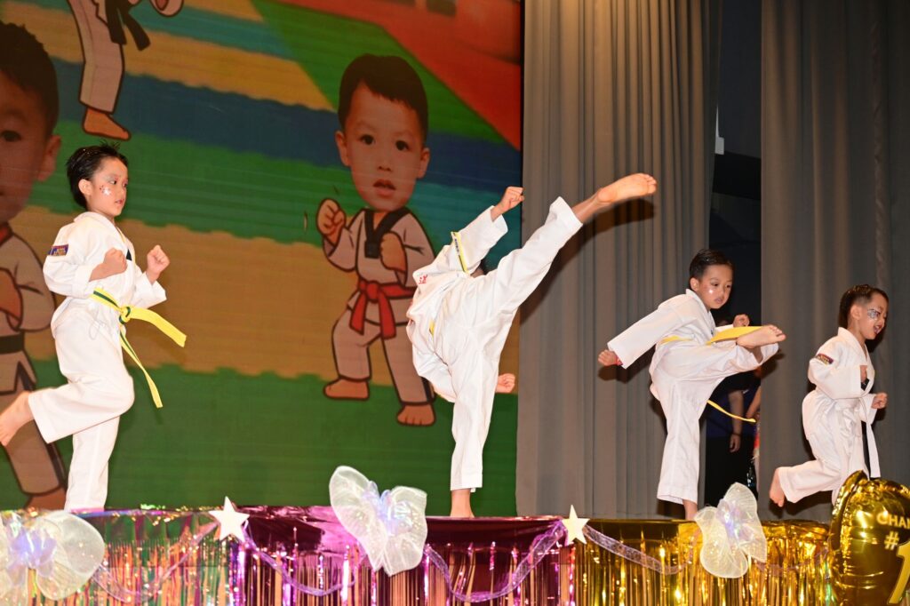 2026年7月14日，聖文嘉幼稚園於聖公會聖十架小學舉行「2025-2026年度下學期卓越學生成長路頒獎典禮」。典禮由家長司儀李嘉慧女士（K2C余睿懿媽媽）及劉凱思女士（K1A張栢霖媽媽）主持，聖文嘉幼稚園潘蘊德校監致歡迎辭及校務報告，主禮人香港中文大學課程及教學學系兼任講師何卓銘博士致勉辭。當日，多位嘉賓、家長、老師與孩子一同出席，包括九龍城區議會議員陳治華先生、聖公會聖十架小學陳頌康校長、香港幼苗協會總幹事麥謝巧玲博士、2008至2025年度聖文嘉幼稚園前校長陳偉珍女士，以及聖文嘉幼稚園葉潔美校長。現場有孩子分享、獎項頒發及多項表演，整場典禮不只是一個學期的總結，更是一段由學校、家庭與孩子共同完成的成長回顧。