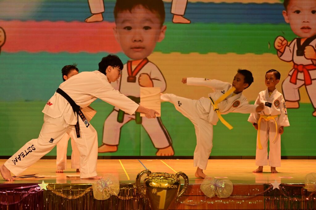 2026年7月14日，聖文嘉幼稚園於聖公會聖十架小學舉行「2025-2026年度下學期卓越學生成長路頒獎典禮」。典禮由家長司儀李嘉慧女士（K2C余睿懿媽媽）及劉凱思女士（K1A張栢霖媽媽）主持，聖文嘉幼稚園潘蘊德校監致歡迎辭及校務報告，主禮人香港中文大學課程及教學學系兼任講師何卓銘博士致勉辭。當日，多位嘉賓、家長、老師與孩子一同出席，包括九龍城區議會議員陳治華先生、聖公會聖十架小學陳頌康校長、香港幼苗協會總幹事麥謝巧玲博士、2008至2025年度聖文嘉幼稚園前校長陳偉珍女士，以及聖文嘉幼稚園葉潔美校長。現場有孩子分享、獎項頒發及多項表演，整場典禮不只是一個學期的總結，更是一段由學校、家庭與孩子共同完成的成長回顧。