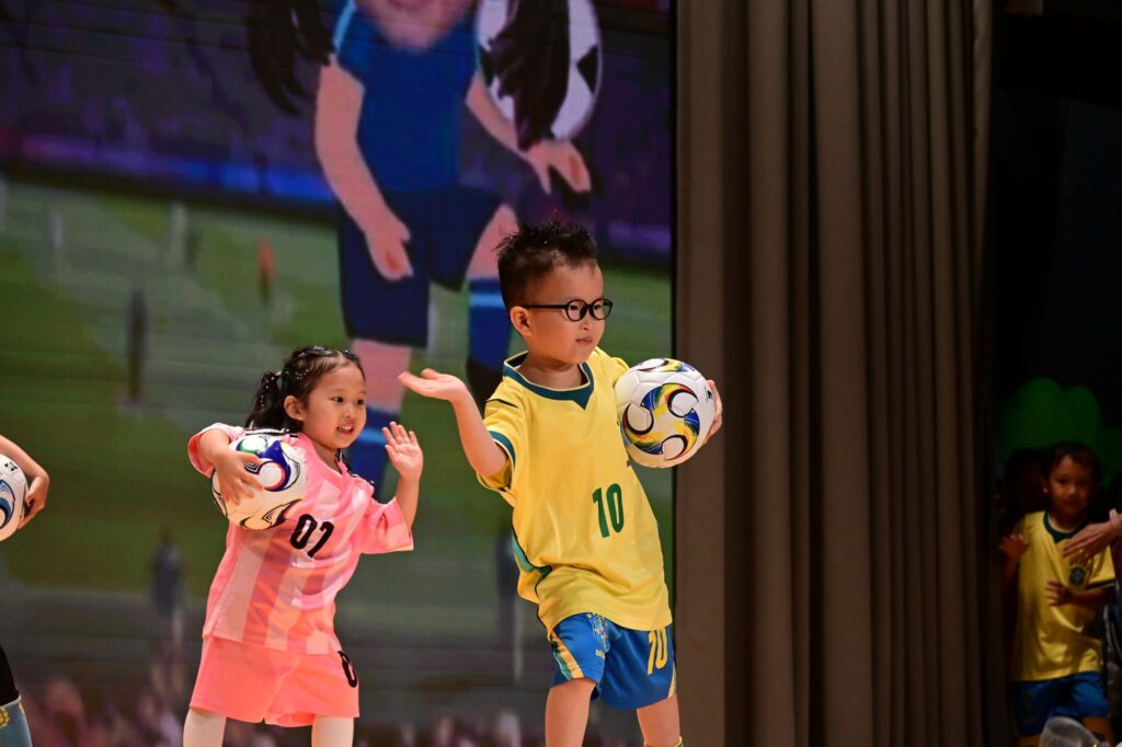 2026年7月14日，聖文嘉幼稚園於聖公會聖十架小學舉行「2025-2026年度下學期卓越學生成長路頒獎典禮」。典禮由家長司儀李嘉慧女士（K2C余睿懿媽媽）及劉凱思女士（K1A張栢霖媽媽）主持，聖文嘉幼稚園潘蘊德校監致歡迎辭及校務報告，主禮人香港中文大學課程及教學學系兼任講師何卓銘博士致勉辭。當日，多位嘉賓、家長、老師與孩子一同出席，包括九龍城區議會議員陳治華先生、聖公會聖十架小學陳頌康校長、香港幼苗協會總幹事麥謝巧玲博士、2008至2025年度聖文嘉幼稚園前校長陳偉珍女士，以及聖文嘉幼稚園葉潔美校長。現場有孩子分享、獎項頒發及多項表演，整場典禮不只是一個學期的總結，更是一段由學校、家庭與孩子共同完成的成長回顧。