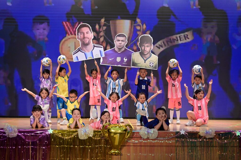 2026年7月14日，聖文嘉幼稚園於聖公會聖十架小學舉行「2025-2026年度下學期卓越學生成長路頒獎典禮」。典禮由家長司儀李嘉慧女士（K2C余睿懿媽媽）及劉凱思女士（K1A張栢霖媽媽）主持，聖文嘉幼稚園潘蘊德校監致歡迎辭及校務報告，主禮人香港中文大學課程及教學學系兼任講師何卓銘博士致勉辭。當日，多位嘉賓、家長、老師與孩子一同出席，包括九龍城區議會議員陳治華先生、聖公會聖十架小學陳頌康校長、香港幼苗協會總幹事麥謝巧玲博士、2008至2025年度聖文嘉幼稚園前校長陳偉珍女士，以及聖文嘉幼稚園葉潔美校長。現場有孩子分享、獎項頒發及多項表演，整場典禮不只是一個學期的總結，更是一段由學校、家庭與孩子共同完成的成長回顧。