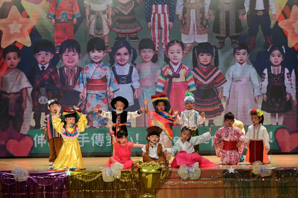 2026年7月14日，聖文嘉幼稚園於聖公會聖十架小學舉行「2025-2026年度下學期卓越學生成長路頒獎典禮」。典禮由家長司儀李嘉慧女士（K2C余睿懿媽媽）及劉凱思女士（K1A張栢霖媽媽）主持，聖文嘉幼稚園潘蘊德校監致歡迎辭及校務報告，主禮人香港中文大學課程及教學學系兼任講師何卓銘博士致勉辭。當日，多位嘉賓、家長、老師與孩子一同出席，包括九龍城區議會議員陳治華先生、聖公會聖十架小學陳頌康校長、香港幼苗協會總幹事麥謝巧玲博士、2008至2025年度聖文嘉幼稚園前校長陳偉珍女士，以及聖文嘉幼稚園葉潔美校長。現場有孩子分享、獎項頒發及多項表演，整場典禮不只是一個學期的總結，更是一段由學校、家庭與孩子共同完成的成長回顧。