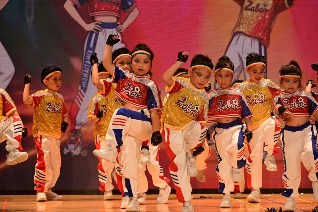 2026年7月14日，聖文嘉幼稚園於聖公會聖十架小學舉行「2025-2026年度下學期卓越學生成長路頒獎典禮」。典禮由家長司儀李嘉慧女士（K2C余睿懿媽媽）及劉凱思女士（K1A張栢霖媽媽）主持，聖文嘉幼稚園潘蘊德校監致歡迎辭及校務報告，主禮人香港中文大學課程及教學學系兼任講師何卓銘博士致勉辭。當日，多位嘉賓、家長、老師與孩子一同出席，包括九龍城區議會議員陳治華先生、聖公會聖十架小學陳頌康校長、香港幼苗協會總幹事麥謝巧玲博士、2008至2025年度聖文嘉幼稚園前校長陳偉珍女士，以及聖文嘉幼稚園葉潔美校長。現場有孩子分享、獎項頒發及多項表演，整場典禮不只是一個學期的總結，更是一段由學校、家庭與孩子共同完成的成長回顧。