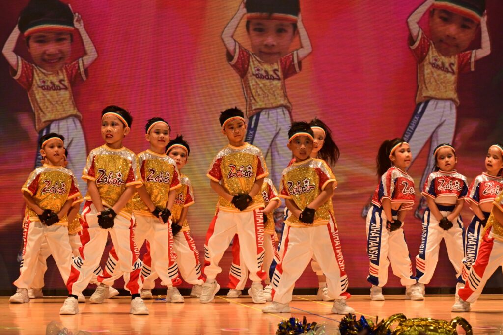 2026年7月14日，聖文嘉幼稚園於聖公會聖十架小學舉行「2025-2026年度下學期卓越學生成長路頒獎典禮」。典禮由家長司儀李嘉慧女士（K2C余睿懿媽媽）及劉凱思女士（K1A張栢霖媽媽）主持，聖文嘉幼稚園潘蘊德校監致歡迎辭及校務報告，主禮人香港中文大學課程及教學學系兼任講師何卓銘博士致勉辭。當日，多位嘉賓、家長、老師與孩子一同出席，包括九龍城區議會議員陳治華先生、聖公會聖十架小學陳頌康校長、香港幼苗協會總幹事麥謝巧玲博士、2008至2025年度聖文嘉幼稚園前校長陳偉珍女士，以及聖文嘉幼稚園葉潔美校長。現場有孩子分享、獎項頒發及多項表演，整場典禮不只是一個學期的總結，更是一段由學校、家庭與孩子共同完成的成長回顧。