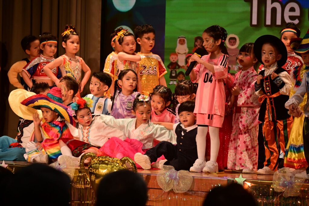 2026年7月14日，聖文嘉幼稚園於聖公會聖十架小學舉行「2025-2026年度下學期卓越學生成長路頒獎典禮」。典禮由家長司儀李嘉慧女士（K2C余睿懿媽媽）及劉凱思女士（K1A張栢霖媽媽）主持，聖文嘉幼稚園潘蘊德校監致歡迎辭及校務報告，主禮人香港中文大學課程及教學學系兼任講師何卓銘博士致勉辭。當日，多位嘉賓、家長、老師與孩子一同出席，包括九龍城區議會議員陳治華先生、聖公會聖十架小學陳頌康校長、香港幼苗協會總幹事麥謝巧玲博士、2008至2025年度聖文嘉幼稚園前校長陳偉珍女士，以及聖文嘉幼稚園葉潔美校長。現場有孩子分享、獎項頒發及多項表演，整場典禮不只是一個學期的總結，更是一段由學校、家庭與孩子共同完成的成長回顧。