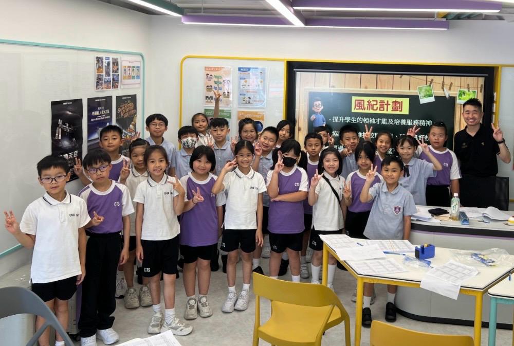 風紀隊於2026年7月參與「風紀培訓工作坊🚦」,風紀們透過體驗不同的團隊歴奇活動,培養合作意識🤝、強化紀律精神與隊伍歸屬感;課程涵蓋校園朋輩調解技巧,提升隊員處理問題的能力,期望風紀將所學運用於日常當值,履行協助老師維持校園秩序、服務同學的職責,加深了解作為風紀的五大特質:責任感、公正、紀律、溝通能力及團隊合作的精神💪🏼 😊。