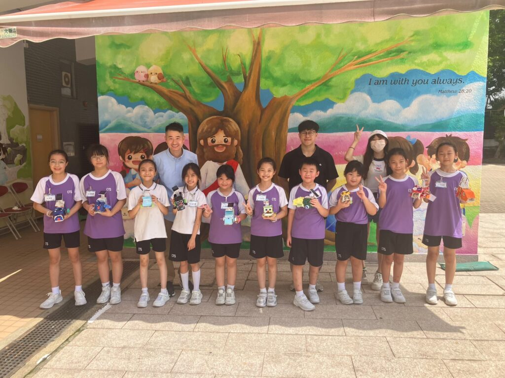 由三菱電機(香港)聯同Little Light Art Project推出的創意環保小靈精(Creative Eco-kids),是一個關於環保教育及廢物循環再用的手藝創作工作坊計劃。自2021年舉辦以來,深受學界歡迎,邀請了多間學校的小學生免費參加到校工作坊,同學們透過善用家中的廢棄物,發揮他們的創意,製作以飛行生物、瀕臨絕種動物及未來的太陽能車為主題的小手作。在工作坊的課堂中,同學學習到可持續發展的重要性,透過作品呈現,傳達「實踐廢物循環再用,減低廢物對人類、動物及整個大自然的影響」的訊息。