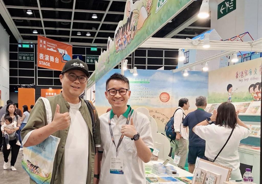 雖然書展已經結束了,從早到晚站崗幫忙看攤位,疲累嗎?的確有點,但卻為我帶來很多開心而又難忘的回憶。十分感謝笨泥爸爸的邀請,讓我今次能夠成為香港兒童文藝協會的書展工作人員之一。第一次幫忙看攤位,第一次參加兒協舉辦的活動,第一次有氣有力站上台,作為學校的代表,並榮獲「踴躍參與獎」。
