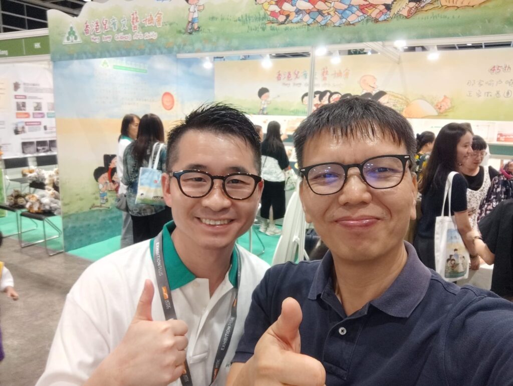 雖然書展已經結束了,從早到晚站崗幫忙看攤位,疲累嗎?的確有點,但卻為我帶來很多開心而又難忘的回憶。十分感謝笨泥爸爸的邀請,讓我今次能夠成為香港兒童文藝協會的書展工作人員之一。第一次幫忙看攤位,第一次參加兒協舉辦的活動,第一次有氣有力站上台,作為學校的代表,並榮獲「踴躍參與獎」。