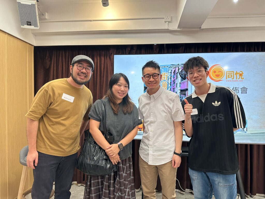 《同悅》創辦人黃紹堅 Steven Wong 走訪不同界別的生命故事,將其中八十個真誠記錄輯錄成書。這裡沒有宏大的敘事,只有人與人之間真實的連結——那些在街角默默發生的相遇,那些仍在跳動的情感與信任。