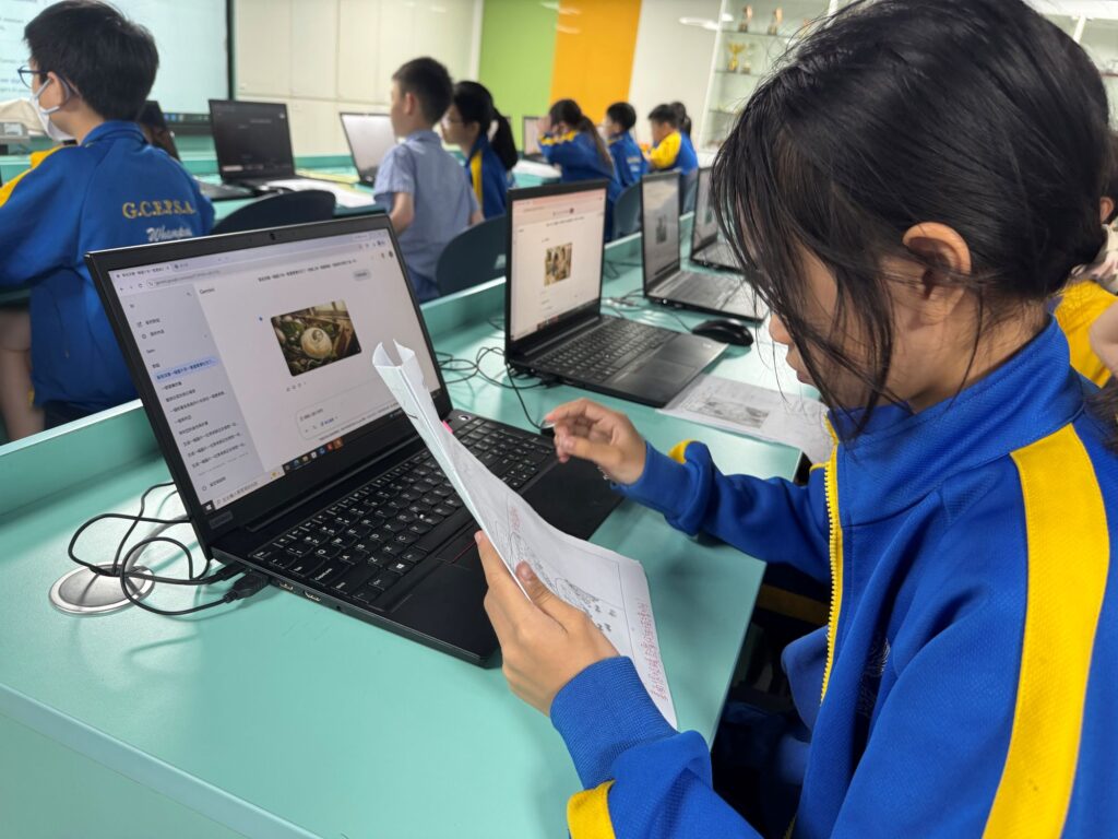 在葛量洪校友會黃埔學校,一個關於「蠶」的課程,原本可以只是一節常識課:認識昆蟲、觀察成長、寫一份報告。但在胡海珊主任、楊浩泉主任和趙雅雯老師手上,它慢慢長成了一個跨學科學習旅程,有生命教育、有中文寫作、有中華文化、有AI應用,也有家長一起參與的日常照顧。三位老師各有專長。胡海珊主任在學校任教多年,負責課程與中文教學;趙雅雯老師熟悉中文科與圖書館工作,亦積極把AI工具帶入學習;楊浩泉主任則擅長生態教育,對昆蟲和自然觀察有濃厚興趣。三個不同位置的人走在一起,成就了一個不只是「養蠶」的課程。