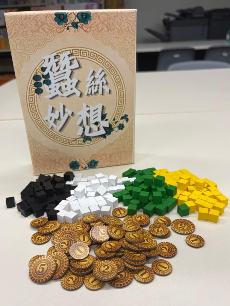 在葛量洪校友會黃埔學校,一個關於「蠶」的課程,原本可以只是一節常識課:認識昆蟲、觀察成長、寫一份報告。但在胡海珊主任、楊浩泉主任和趙雅雯老師手上,它慢慢長成了一個跨學科學習旅程,有生命教育、有中文寫作、有中華文化、有AI應用,也有家長一起參與的日常照顧。三位老師各有專長。胡海珊主任在學校任教多年,負責課程與中文教學;趙雅雯老師熟悉中文科與圖書館工作,亦積極把AI工具帶入學習;楊浩泉主任則擅長生態教育,對昆蟲和自然觀察有濃厚興趣。三個不同位置的人走在一起,成就了一個不只是「養蠶」的課程。
