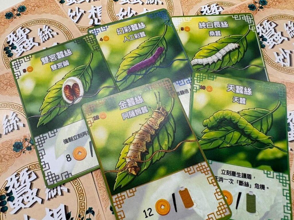 在葛量洪校友會黃埔學校,一個關於「蠶」的課程,原本可以只是一節常識課:認識昆蟲、觀察成長、寫一份報告。但在胡海珊主任、楊浩泉主任和趙雅雯老師手上,它慢慢長成了一個跨學科學習旅程,有生命教育、有中文寫作、有中華文化、有AI應用,也有家長一起參與的日常照顧。三位老師各有專長。胡海珊主任在學校任教多年,負責課程與中文教學;趙雅雯老師熟悉中文科與圖書館工作,亦積極把AI工具帶入學習;楊浩泉主任則擅長生態教育,對昆蟲和自然觀察有濃厚興趣。三個不同位置的人走在一起,成就了一個不只是「養蠶」的課程。