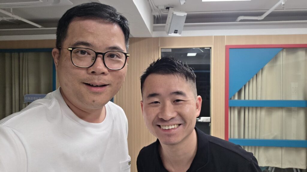 在學校裡,成長往往不只發生在課堂。一次比賽、一段對話、一份親子共同完成的作品,甚至一次求職失落後的傾談,都可能成為改變一個人的契機。真鐸學校 麥承卓老師(麥Sir)近年把不少課餘時間投放在陪伴學生和準教師身上。他不是為了追求獎項,而是相信每個人在人生某些階段,都需要有人走近一點,陪伴他們並肩同行,幫助他們看見屬於自己的無限可能。