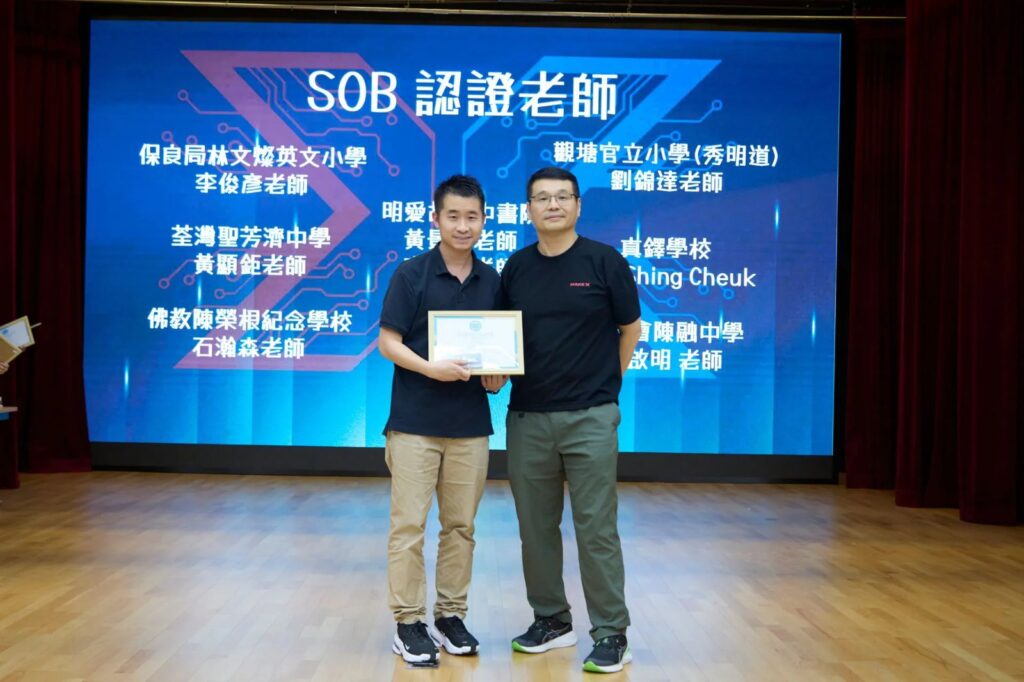 在學校裡,成長往往不只發生在課堂。一次比賽、一段對話、一份親子共同完成的作品,甚至一次求職失落後的傾談,都可能成為改變一個人的契機。真鐸學校 麥承卓老師(麥Sir)近年把不少課餘時間投放在陪伴學生和準教師身上。他不是為了追求獎項,而是相信每個人在人生某些階段,都需要有人走近一點,陪伴他們並肩同行,幫助他們看見屬於自己的無限可能。