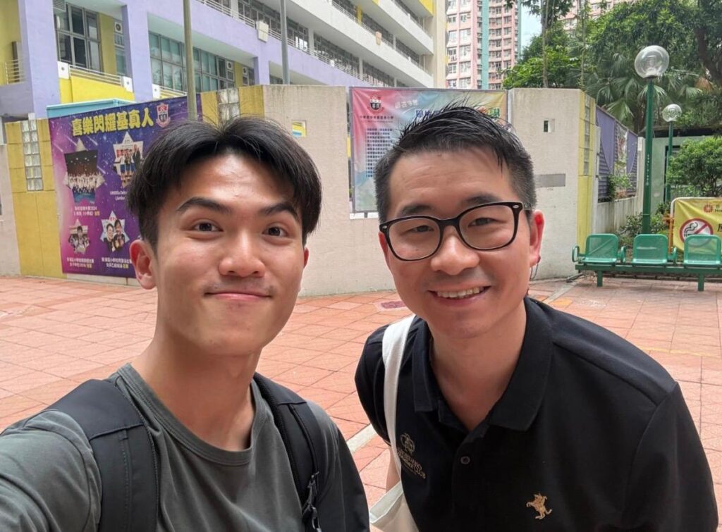 在學校裡,成長往往不只發生在課堂。一次比賽、一段對話、一份親子共同完成的作品,甚至一次求職失落後的傾談,都可能成為改變一個人的契機。真鐸學校 麥承卓老師(麥Sir)近年把不少課餘時間投放在陪伴學生和準教師身上。他不是為了追求獎項,而是相信每個人在人生某些階段,都需要有人走近一點,陪伴他們並肩同行,幫助他們看見屬於自己的無限可能。
