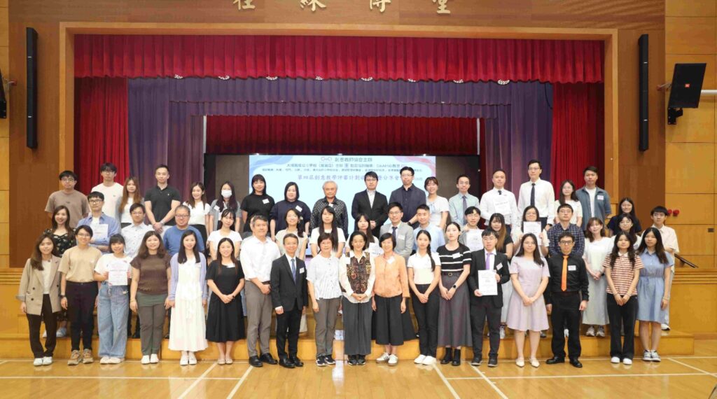 在學校裡,成長往往不只發生在課堂。一次比賽、一段對話、一份親子共同完成的作品,甚至一次求職失落後的傾談,都可能成為改變一個人的契機。真鐸學校 麥承卓老師(麥Sir)近年把不少課餘時間投放在陪伴學生和準教師身上。他不是為了追求獎項,而是相信每個人在人生某些階段,都需要有人走近一點,陪伴他們並肩同行,幫助他們看見屬於自己的無限可能。