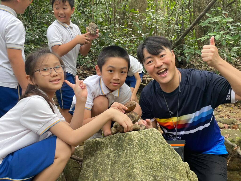 有些孩子不是沒有能力,只是太早被分數定義;有些孩子不是不願學習,只是在一次又一次挫敗後,慢慢失去了走進課室的勇氣。獅子會何德心小學黃偉立校長相信,教育最重要的,不只是讓學生考到多少分,而是讓他們在成長路上看見自己的可能。從會計走進校園,由老師到校長,他一直堅持用活動化、生活化和因材施教的方式,陪伴孩子重新建立自信,喜歡上學,並在學習中找到屬於自己的方向。