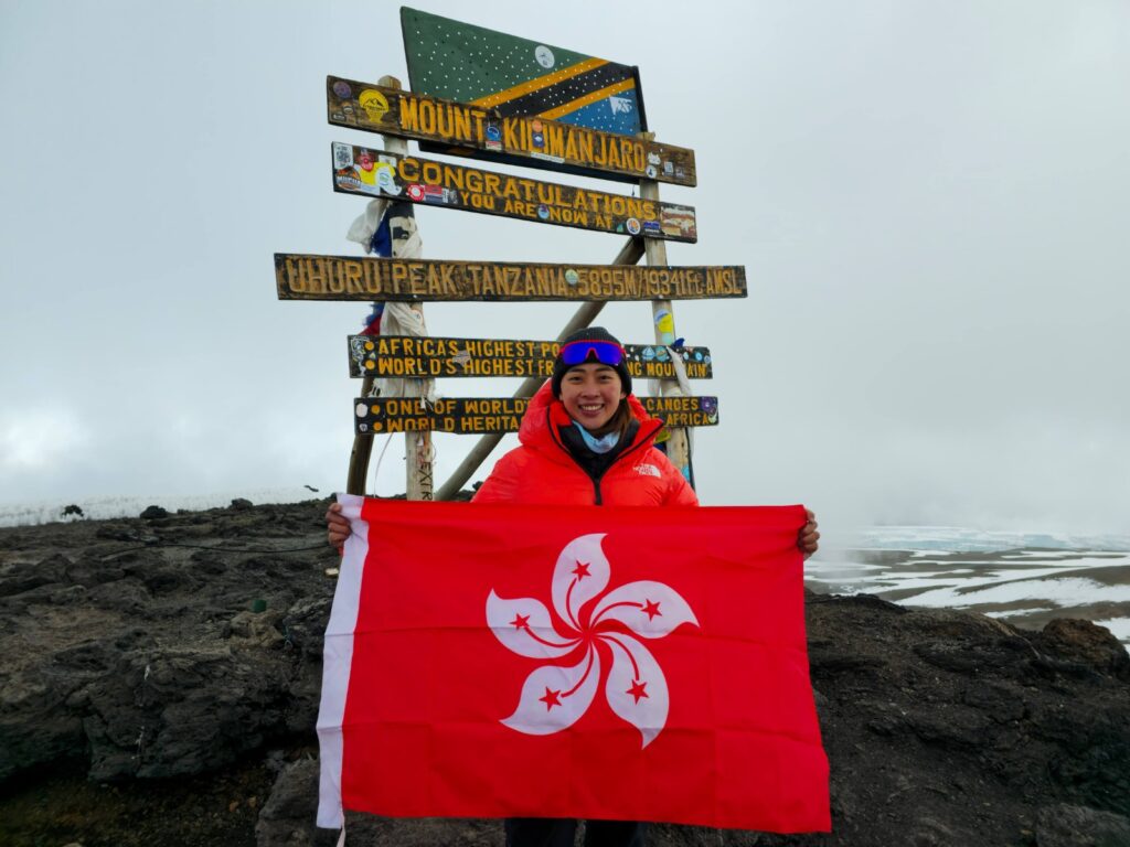 香港沒有雪山,也沒有真正適合長期訓練的冰壁;偏偏龔子珊Janet選擇的,是一項與香港氣候相距甚遠的運動「冰雪攀登」。她是女子冰雪攀登運動員,也是香港十大傑青。這些名銜聽起來耀眼,但她一路走來,靠的並不是順遂的條件,而是在現實限制中一次又一次想辦法:沒有場地,便花多年尋找;沒有穩定資源,便用護士工作的收入支持訓練。Janet的故事,不只是一名運動員的故事,也是一個關於選擇、承擔與教育的故事,當一個年輕人願意付出十多年,或許大家也可以重新思考,甚麼才是真正有價值的成長。