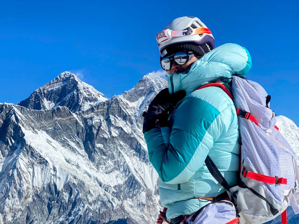 香港沒有雪山,也沒有真正適合長期訓練的冰壁;偏偏龔子珊Janet選擇的,是一項與香港氣候相距甚遠的運動「冰雪攀登」。她是女子冰雪攀登運動員,也是香港十大傑青。這些名銜聽起來耀眼,但她一路走來,靠的並不是順遂的條件,而是在現實限制中一次又一次想辦法:沒有場地,便花多年尋找;沒有穩定資源,便用護士工作的收入支持訓練。Janet的故事,不只是一名運動員的故事,也是一個關於選擇、承擔與教育的故事,當一個年輕人願意付出十多年,或許大家也可以重新思考,甚麼才是真正有價值的成長。