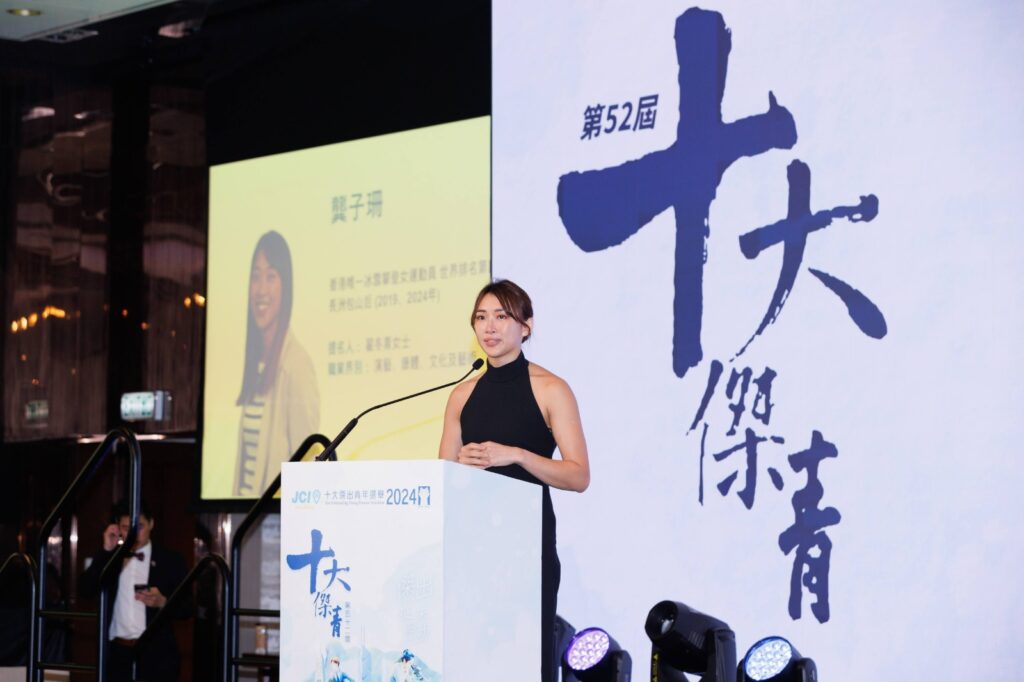 香港沒有雪山,也沒有真正適合長期訓練的冰壁;偏偏龔子珊Janet選擇的,是一項與香港氣候相距甚遠的運動「冰雪攀登」。她是女子冰雪攀登運動員,也是香港十大傑青。這些名銜聽起來耀眼,但她一路走來,靠的並不是順遂的條件,而是在現實限制中一次又一次想辦法:沒有場地,便花多年尋找;沒有穩定資源,便用護士工作的收入支持訓練。Janet的故事,不只是一名運動員的故事,也是一個關於選擇、承擔與教育的故事,當一個年輕人願意付出十多年,或許大家也可以重新思考,甚麼才是真正有價值的成長。