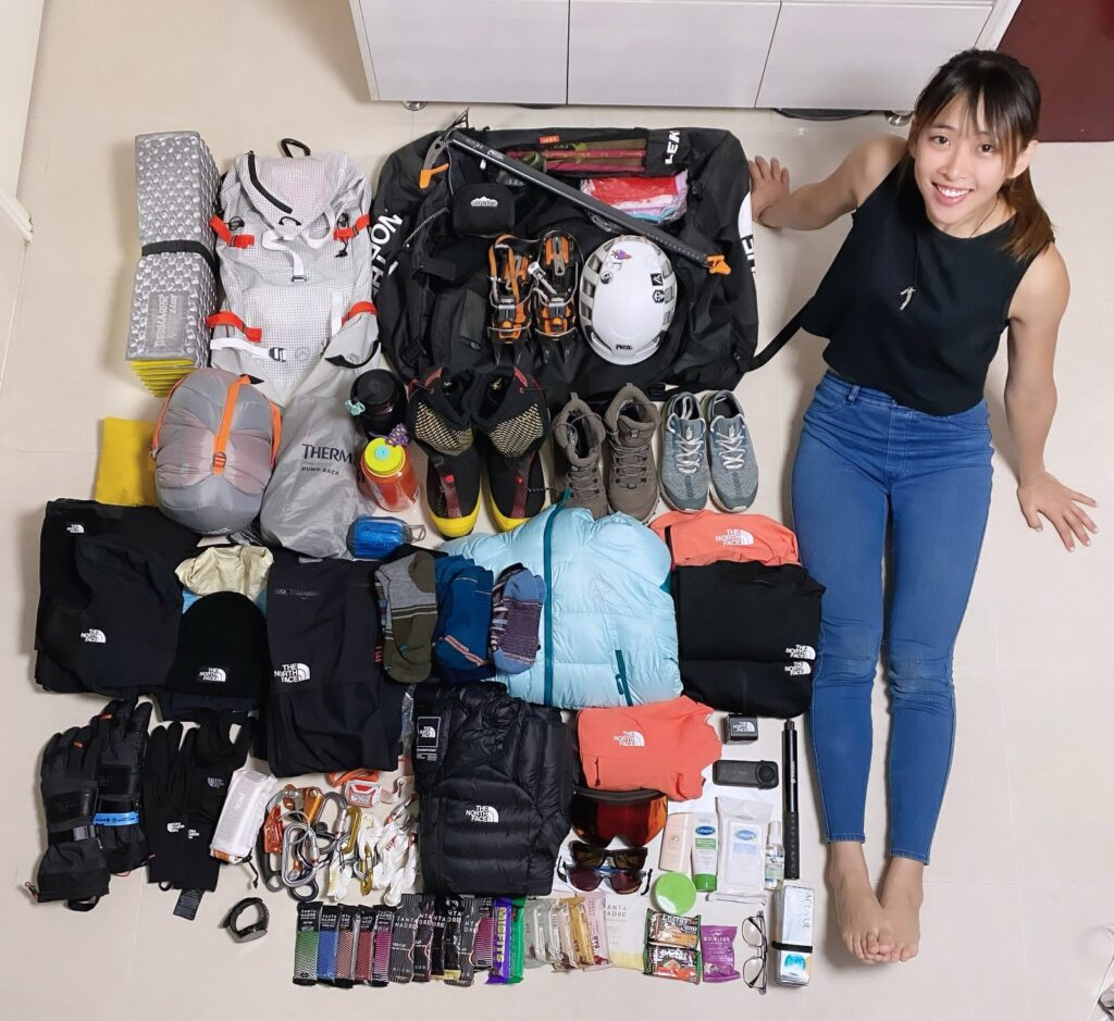 香港沒有雪山,也沒有真正適合長期訓練的冰壁;偏偏龔子珊Janet選擇的,是一項與香港氣候相距甚遠的運動「冰雪攀登」。她是女子冰雪攀登運動員,也是香港十大傑青。這些名銜聽起來耀眼,但她一路走來,靠的並不是順遂的條件,而是在現實限制中一次又一次想辦法:沒有場地,便花多年尋找;沒有穩定資源,便用護士工作的收入支持訓練。Janet的故事,不只是一名運動員的故事,也是一個關於選擇、承擔與教育的故事,當一個年輕人願意付出十多年,或許大家也可以重新思考,甚麼才是真正有價值的成長。