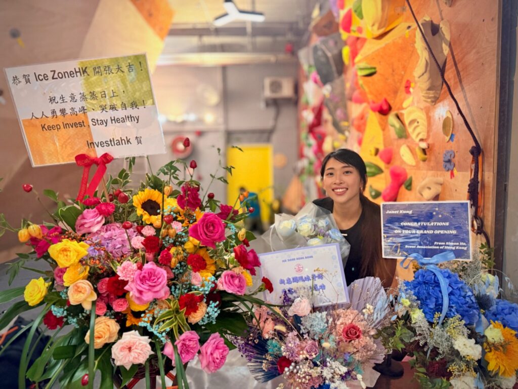 香港沒有雪山,也沒有真正適合長期訓練的冰壁;偏偏龔子珊Janet選擇的,是一項與香港氣候相距甚遠的運動「冰雪攀登」。她是女子冰雪攀登運動員,也是香港十大傑青。這些名銜聽起來耀眼,但她一路走來,靠的並不是順遂的條件,而是在現實限制中一次又一次想辦法:沒有場地,便花多年尋找;沒有穩定資源,便用護士工作的收入支持訓練。Janet的故事,不只是一名運動員的故事,也是一個關於選擇、承擔與教育的故事,當一個年輕人願意付出十多年,或許大家也可以重新思考,甚麼才是真正有價值的成長。