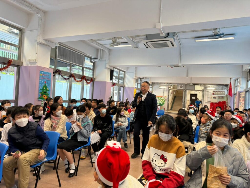 有人用魔術帶來驚喜,有人用魔術站上舞台;廖振威 Patrick 卻選擇把魔術帶進學校、長者中心和復康訓練之中,讓它不只是一場表演,而是一種陪伴、一種鼓勵,也是一個讓人重新相信「我做得到」的契機。從物業管理公司職員,到魔術表演者,再到心理學碩士、健康科學博士,Patrick 走過一條並不平坦的路。疫情曾令他的工作停下來,卻也推動他重新讀書、重新思考人生方向。如今,他創辦「魔法之翼」,希望透過魔術、氣球藝術、心理學與健康科學的結合,為小朋友、特殊需要學生、長者和家庭打開更多可能。