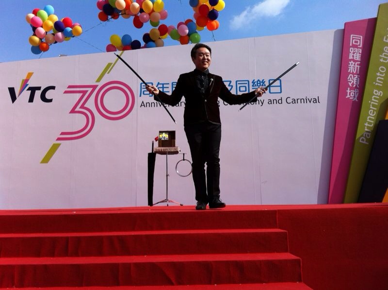 有人用魔術帶來驚喜,有人用魔術站上舞台;廖振威 Patrick 卻選擇把魔術帶進學校、長者中心和復康訓練之中,讓它不只是一場表演,而是一種陪伴、一種鼓勵,也是一個讓人重新相信「我做得到」的契機。從物業管理公司職員,到魔術表演者,再到心理學碩士、健康科學博士,Patrick 走過一條並不平坦的路。疫情曾令他的工作停下來,卻也推動他重新讀書、重新思考人生方向。如今,他創辦「魔法之翼」,希望透過魔術、氣球藝術、心理學與健康科學的結合,為小朋友、特殊需要學生、長者和家庭打開更多可能。