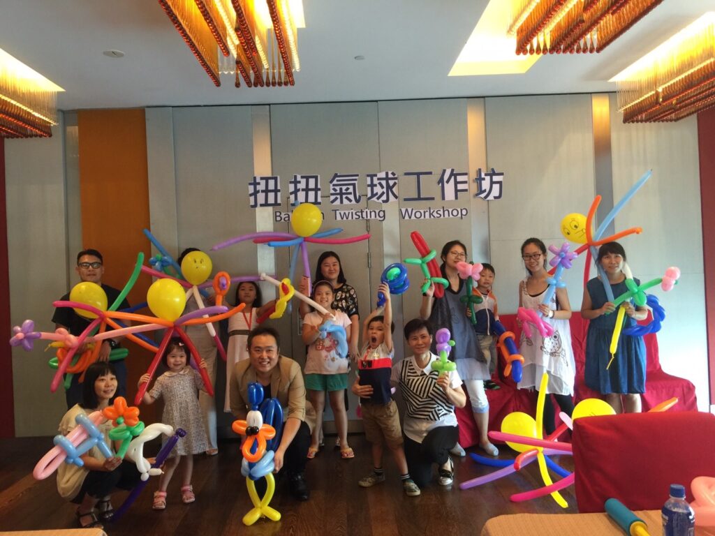 有人用魔術帶來驚喜,有人用魔術站上舞台;廖振威 Patrick 卻選擇把魔術帶進學校、長者中心和復康訓練之中,讓它不只是一場表演,而是一種陪伴、一種鼓勵,也是一個讓人重新相信「我做得到」的契機。從物業管理公司職員,到魔術表演者,再到心理學碩士、健康科學博士,Patrick 走過一條並不平坦的路。疫情曾令他的工作停下來,卻也推動他重新讀書、重新思考人生方向。如今,他創辦「魔法之翼」,希望透過魔術、氣球藝術、心理學與健康科學的結合,為小朋友、特殊需要學生、長者和家庭打開更多可能。