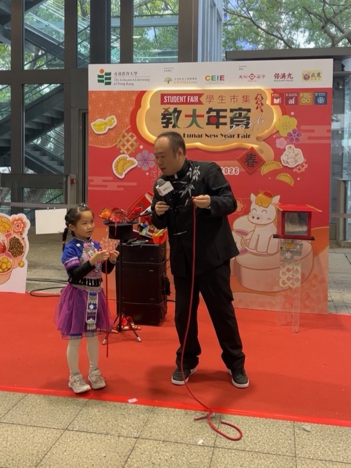 有人用魔術帶來驚喜,有人用魔術站上舞台;廖振威 Patrick 卻選擇把魔術帶進學校、長者中心和復康訓練之中,讓它不只是一場表演,而是一種陪伴、一種鼓勵,也是一個讓人重新相信「我做得到」的契機。從物業管理公司職員,到魔術表演者,再到心理學碩士、健康科學博士,Patrick 走過一條並不平坦的路。疫情曾令他的工作停下來,卻也推動他重新讀書、重新思考人生方向。如今,他創辦「魔法之翼」,希望透過魔術、氣球藝術、心理學與健康科學的結合,為小朋友、特殊需要學生、長者和家庭打開更多可能。